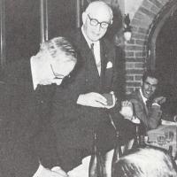 Foto di commiato- il Dott. Giacomo Costa premia il Com. Pestalozza