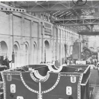 Copertina - Parte inferiore della cassa di B. P. della turbina da 250.000 kW destinata alla Centrale termoelettrica della S.I.P. di Chivasso, in lavorazione allo Stabilimento Meccanico di Sampierdarena.